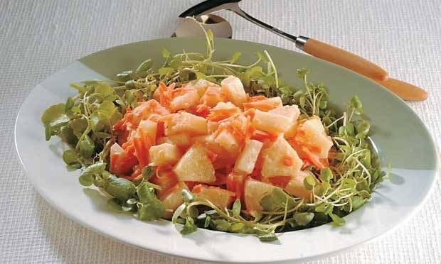 Salada de agrião com abacaxi e cenoura