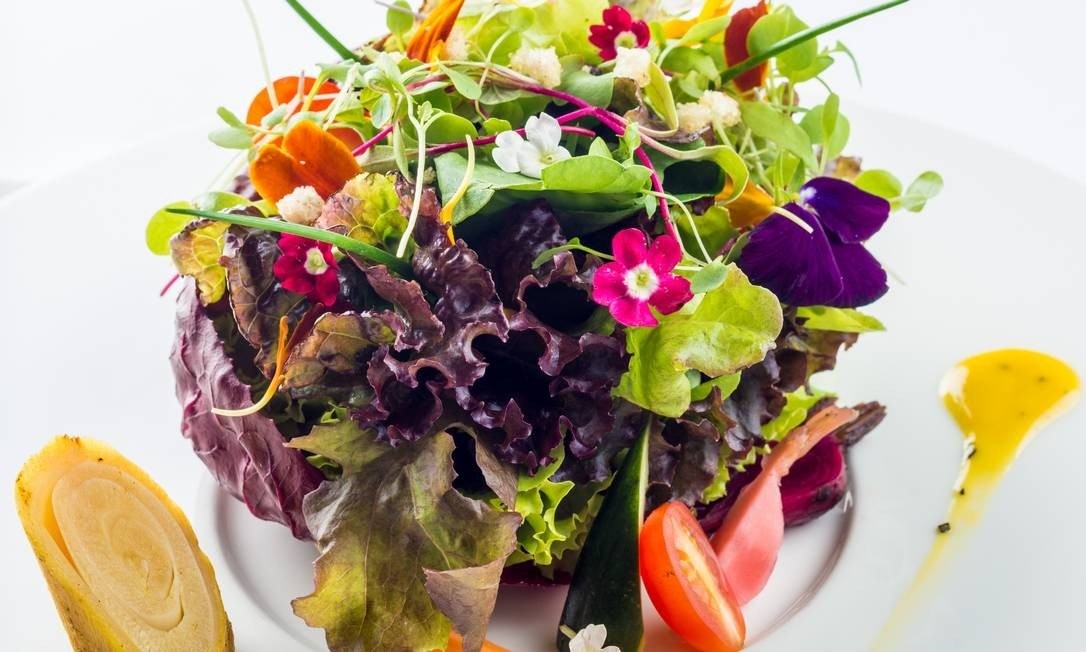 Salada de arroz negro com calêndula