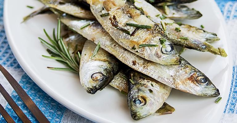 Sardinhas assadas com limão e orégano